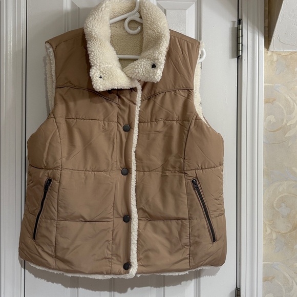 Lucky Brand Reversible Cream Sherpa/Tan Polyester Vest - Picture 7 of 12